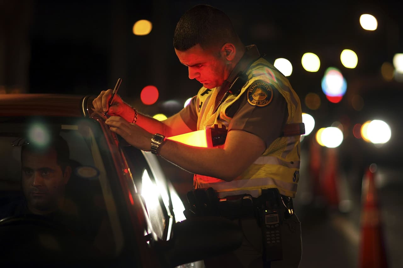 <h2 class="cms-H2-H2"><a href="https://www.univision.com/noticias/inmigracion/ley-de-florida-amenaza-aumentar-uso-perfil-racial-comunidad-inmigrante">¿Un indocumentado con una licencia de otro estado tiene permiso para conducir en Florida?</a></h2>
<a href="https://www.univision.com/noticias/inmigracion/ley-de-florida-amenaza-aumentar-uso-perfil-racial-comunidad-inmigrante"> </a>
<br>
<br>La nueva ley dice que la policía debe infraccionar al conductor indocumentado con una licencia de conducir emitida por otro estado por “no traer una licencia” válida.
<b>Esto es un delito menor de segundo grado.</b>
<br>
<br>Es decir, que si una persona sin papeles va manejando por la calle y tiene una licencia de otro estado que se distinga que es para indocumentados,
<b>en Florida puede recibir hasta 60 días en prisión y una multa de $500.</b>
<br>
<br>
<b>Los estados que otorgan licencias o permisos de conducir a ciertos indocumentados son: </b>California, Colorado, Connecticut, Delaware, DC, Hawai, Illinois, Maryland, Massachusetts, Minnesota, Nevada, Nueva Jersey, Nuevo México, Nueva York, Oregón, Rodhe Island, Utah, Vermont, Virginia y Washington.
<br>
<br>A partir del 1 de julio
<b> Florida prohibirá el uso de estos documentos para quienes no puedan demostrar su presencia legal.</b>
<br>
<br>
<b>Consejos antes de viajar a Florida:</b>
<ul>
<li style="box-sizing: border-box; margin-bottom: 10px;">Antes de viajar hablen con un abogado que les explique qué consecuencias habrá si los detienen en una carretera de Florida;</li>
<li style="box-sizing: border-box; margin-bottom: 10px;">Y qué deben hacer si lo detienen;</li>
<li style="box-sizing: border-box; margin-bottom: 10px;">Y si le aplica o no esta ley (H.R. 1718).</li>
</ul>