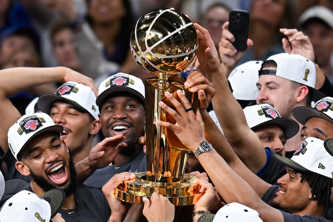 Los
<b>New York Knicks son campeones de la NBA </b>por primera vez en 53 años tras derrotar 94-90 a los San Antonio Spurs en el Juego 5 de las Finales, poniendo fin a una de las sequías más largas y dolorosas en la historia de la liga.