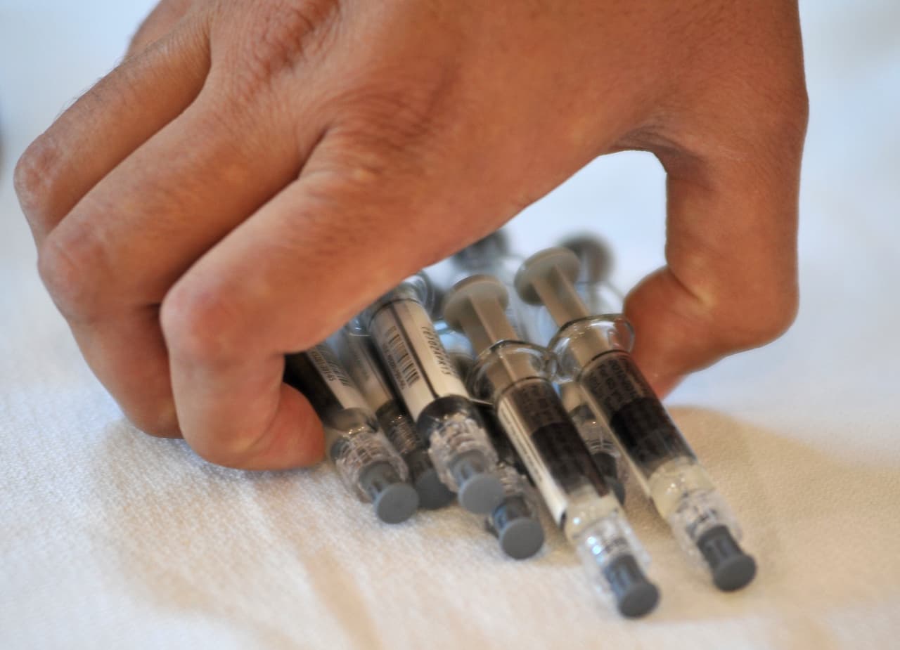 ¿Cómo actúan las vacunas? “Recrean la enfermedad sin producir la infección. De esta manera,
<b>estimulan al <a href="http://www.univision.com/noticias/trasplantes/este-bebe-nacio-sin-sistema-inmune-y-hoy-tiene-defensas-gracias-a-un-exitoso-trasplante">sistema inmune</a> para que desarrolle defensas </b>que actuarán en el momento en que se entre en contacto con el microorganismo que la produce”, explica José Antonio Forcada Segarra, secretario de la
<a href="http://www.vacunas.org/">Asociación Española de Vacunología.</a>