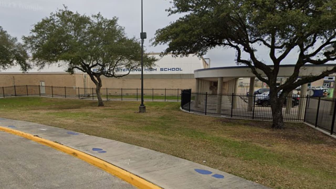 Muere estudiante tras una pelea en escuela del área de Houston; hay un joven bajo custodia