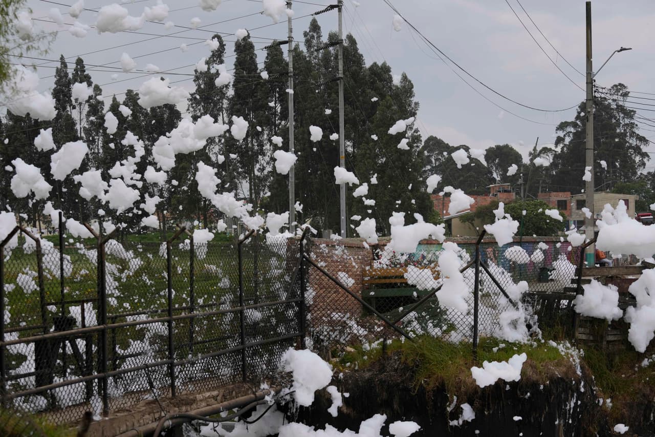La inmensa capa de espuma tóxica sobrevuela la ciudad, a veces como trozos de algodón arrastrados por el viento. Patios, parques, escuelas, carreteras y casas están tapados por esta espuma maloliente.
<br>
<br>