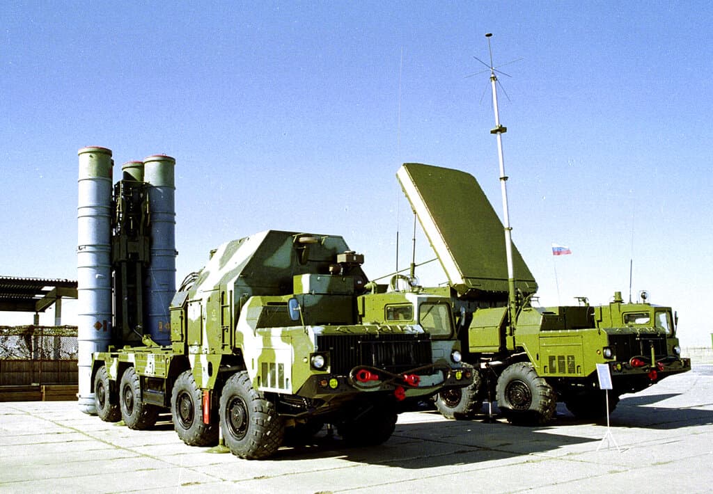En esta foto de archivo de 2001, un lanzador de misiles de defensa aérea S-300, a la izquierda, y una estación de guía de misiles S-300, a la derecha, se ven en un lugar no revelado en Rusia.