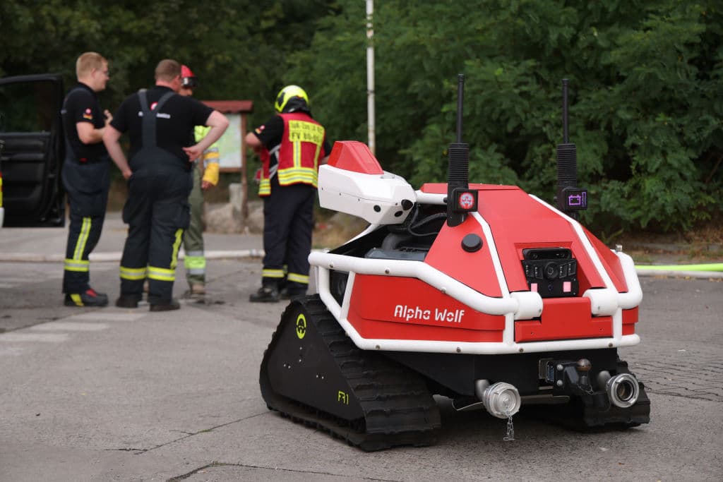 <b>9.- Bombero.</b> Los bomberos de Berlín, Alemania, utilizan un vehículo robótico para ingresar a un incendio en un sitio de municiones en un bosque el 5 de agosto de 2022 donde se han encontrado explosivos de la Segunda Guerra Mundial. El aparato es utilizado para ingresar a zonas peligrosas para los rescatistas.