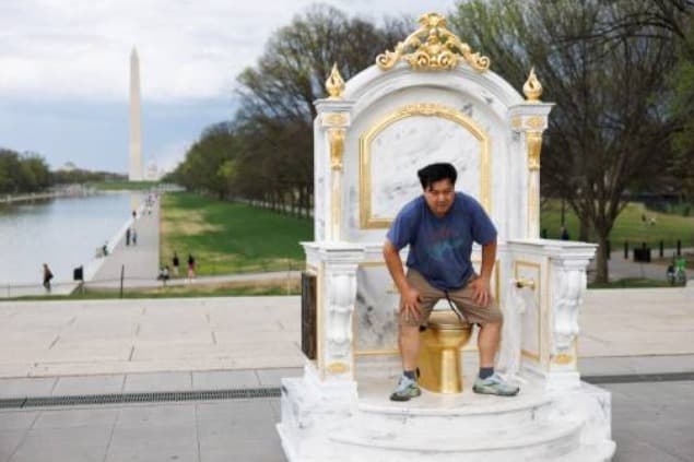 "Trono para un rey": el inodoro dorado que ridiculiza las obras de Donald Trump en pleno Washington