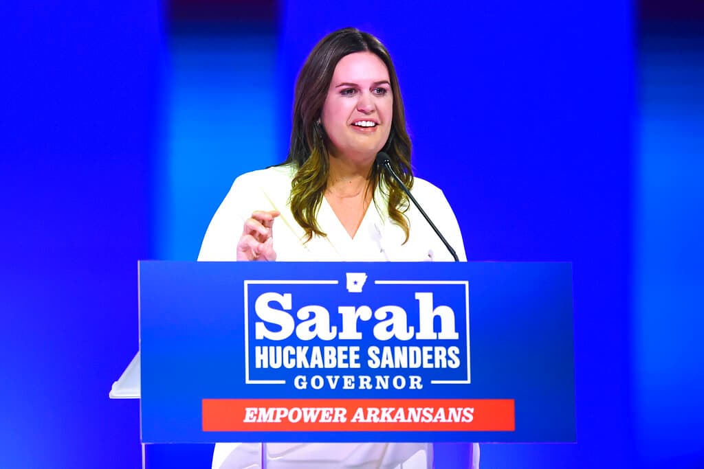 <b>3. Sarah Huckabee Sanders (republicana): </b>conocida a nivel nacional por haber sido
<a href="https://www.univision.com/noticias/politica/sarah-huckabee-sanders-secretaria-prensa-trump-primarias-republicanas-arkansas">secretaria de prensa durante la presidencia de Donald Trump</a>, Sanders se convierte en estas elecciones en
<b>la primera mujer elegida gobernadora en Arkansas</b>, un puesto que ocupó durante más de una década el padre de Sanders, por lo que también hace historia siendo la primera persona al frente del mismo estado que dirigió su padre, según CNN. En Arkansas también ha sido elegida Leslie Rutlegde como la primera mujer vicegobernadora, por lo que ese estado se convierte en el primero, junto a Massachussetts, en tener a dos mujeres al frente, como gobernadora y vicegobernadora.