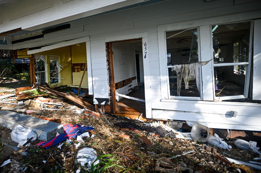 Una casa destruida por el huracán Helene en Cedar Key.