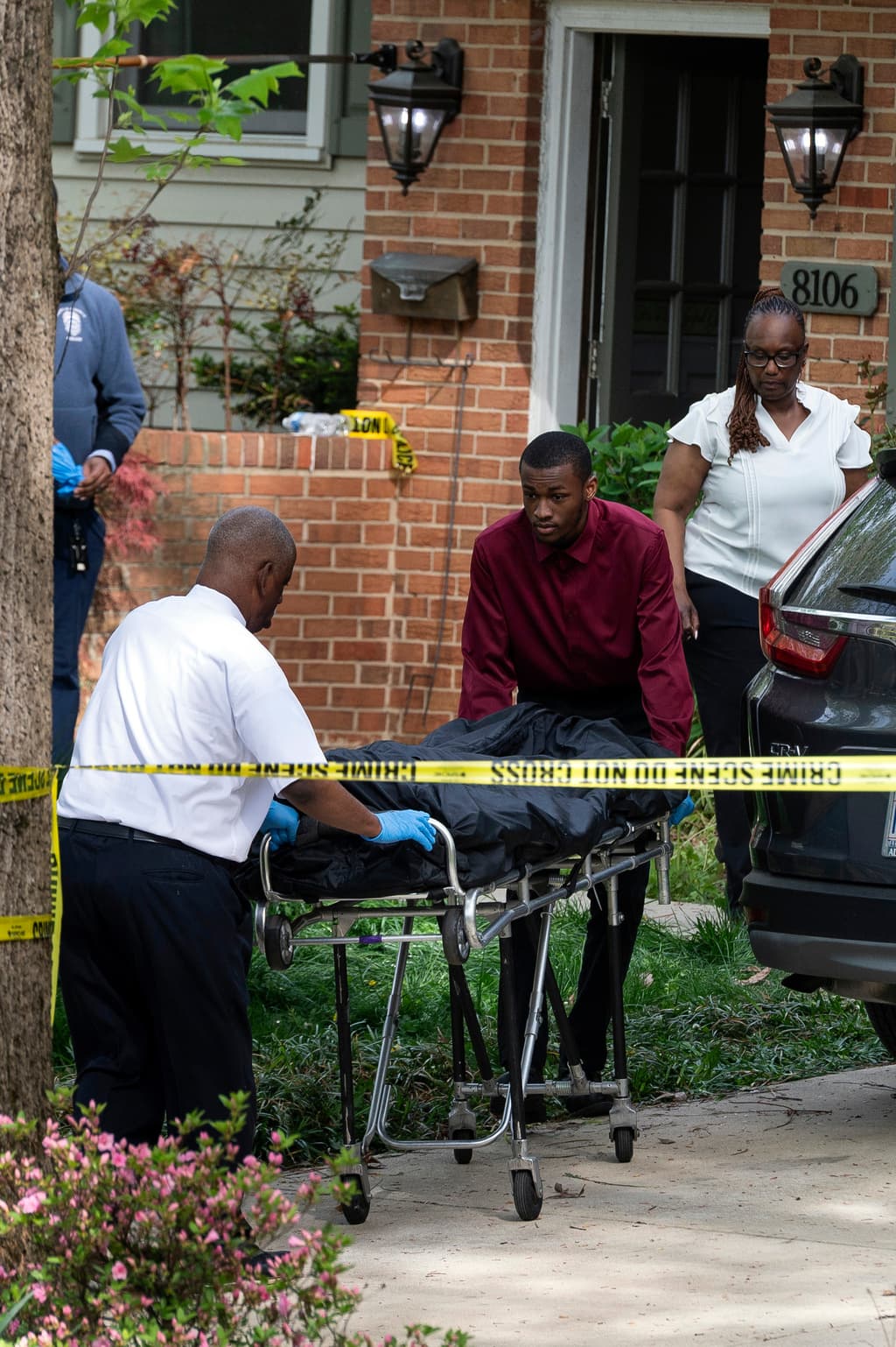 Forenses del condado Fairfax
<b>retiran de la propiedad en Annandale</b>, el cuerpo de
<b>la dentista Cerina Fairfax</b>, quien en junio de 2025
<b>presentó la demanda de divorcio</b> al ex vicegobernador de Virginia.
<br>Certificó que hacía un año que
<b>no convivían como pareja</b>, cumpliendo el requisito que impone el estado para atender estos casos.