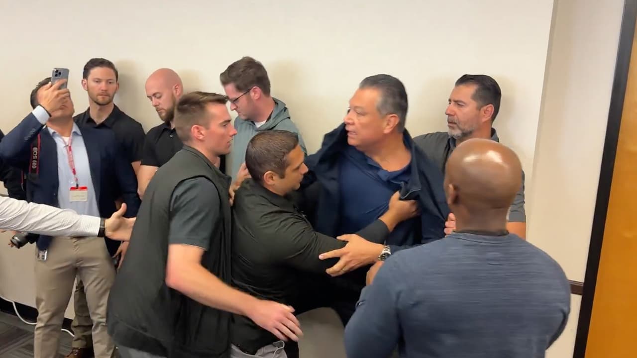 Retiran por la fuerza al senador Alex Padilla durante conferencia de Kristi Noem en Los Ángeles