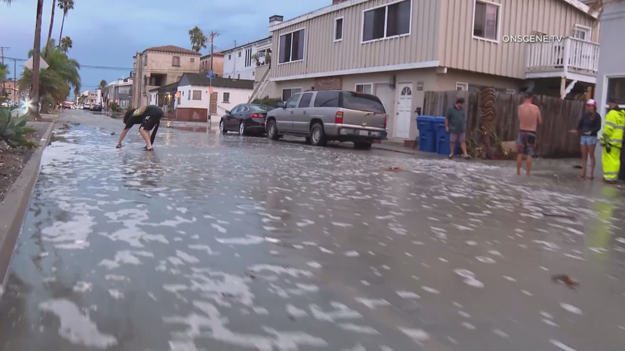 Malibu también se vio afectada por el intenso oleaje, mientras algunas áreas de playa fueron cerradas para mantener a los visitantes alejados de zonas peligrosas. A pesar de las advertencias, algunas personas se acercaron al mar para observar de cerca la fuerza de las olas.