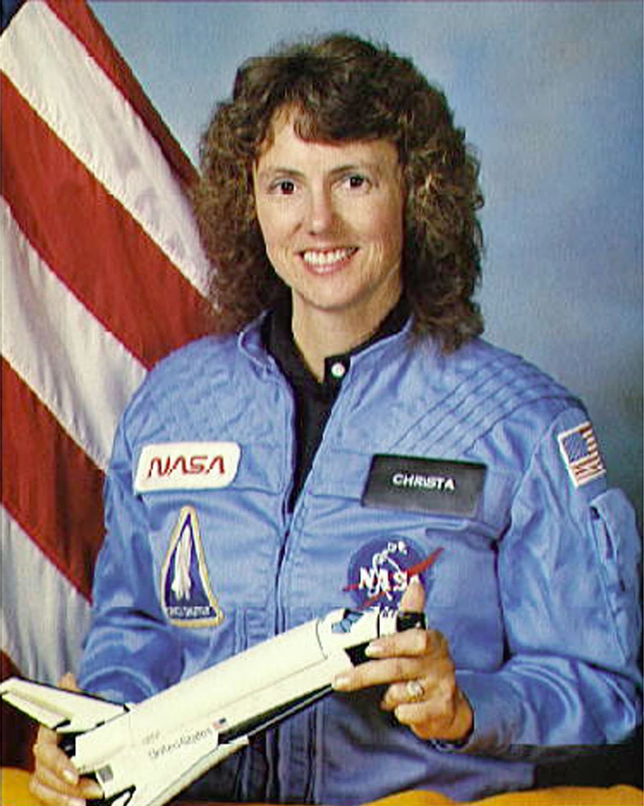 La misión que despegó el 28 de enero de 1986 fue la primera en la que viajaba un civil, Sharon Christa McAuliffe, una maestra de 38 años nacida en Boston, Massachusetts. Era parte del programa "Teachers in Space" (profesores en el espacio, en español) de NASA, una iniciativa buscaba integrar a las misiones espaciales con el sistema educativo de EEUU.