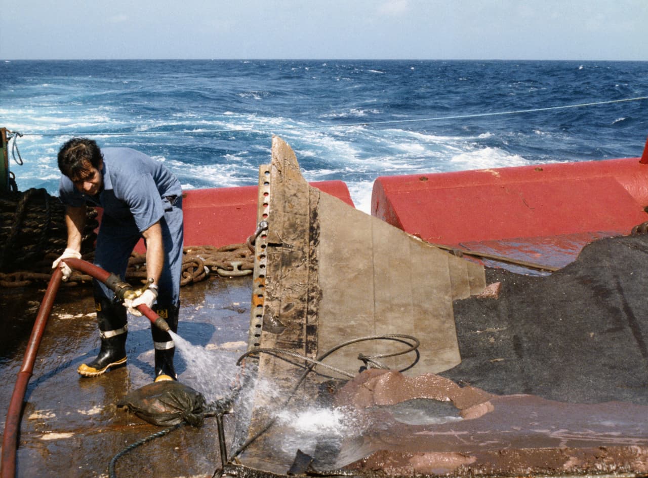 Los restos del transbordador fueron recuperados en el océano en los meses siguientes.