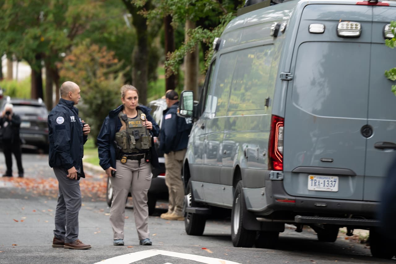 La semana pasada el
<b>presidente Trump se refirió despectivamente a Omar</b> en un mitin en Tennessee, diciendo que
<b>provenía de un país de "crimen y miseria". </b>Sugirió que el vicepresidente JD Vance "y nuestra gente" la estaban investigando.