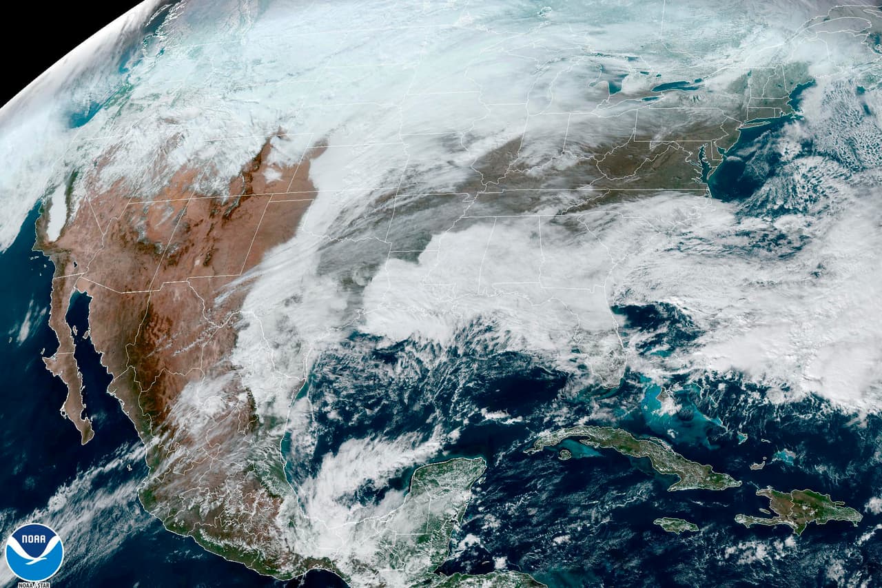 Esta imagen satelital proporcionada por la NOAA muestra la cobertura de nubes sobre América del Norte, este miércoles 21 de diciembre.