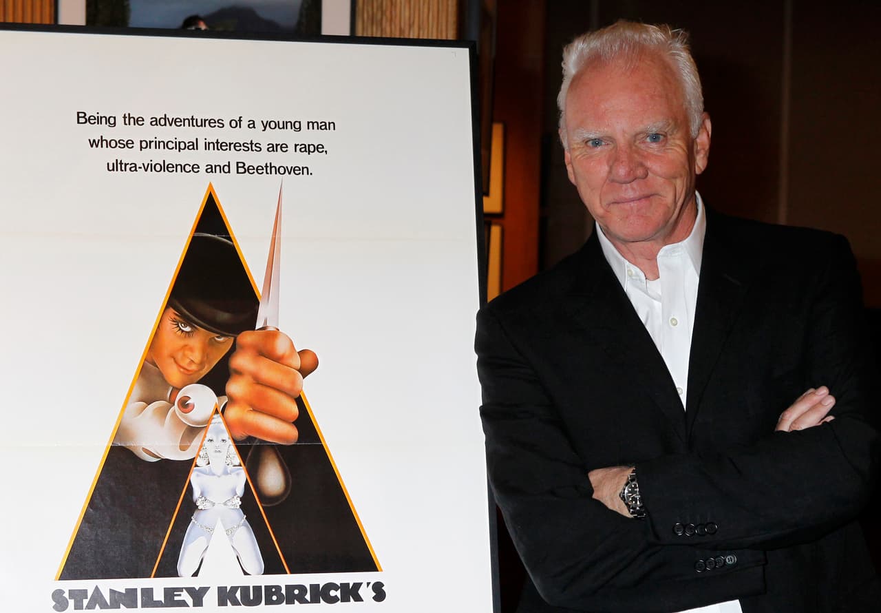 Para la misma cinta, McDowell casi termina ahogado y también sufrió fisura en varias costillas, después de grabar una escena en la que recibe múltiples patadas.