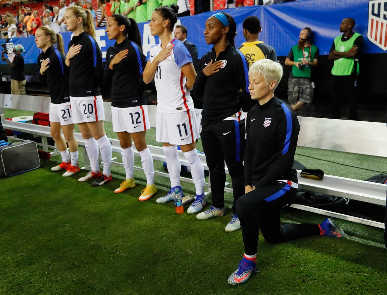 Megan Rapinoe vuelve a arrodillarse con el himno, US Soccer podría castigarla