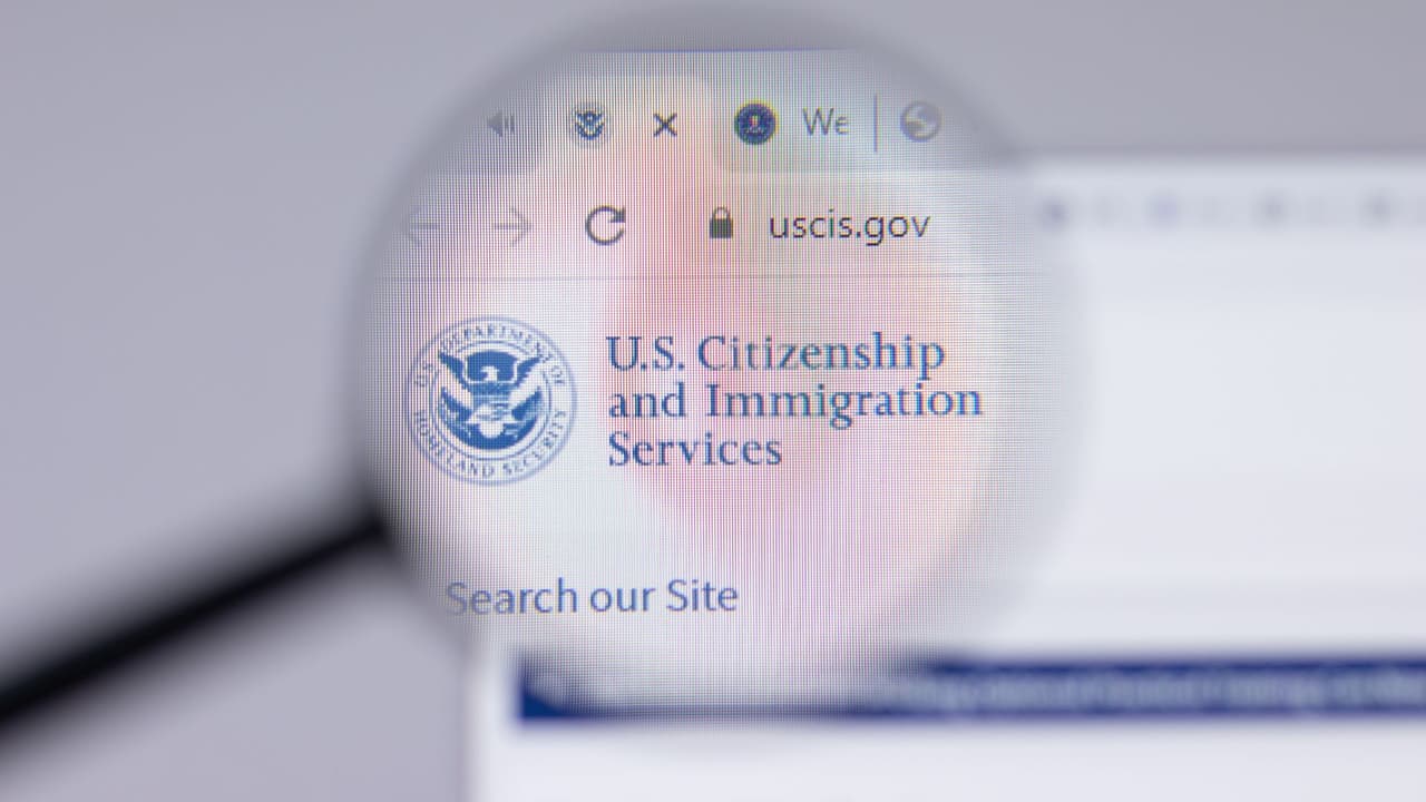 Suben las tarifas de trámites migratorios en EEUU: ¿cuánto cuestan ahora el asilo, la residencia y el TPS?