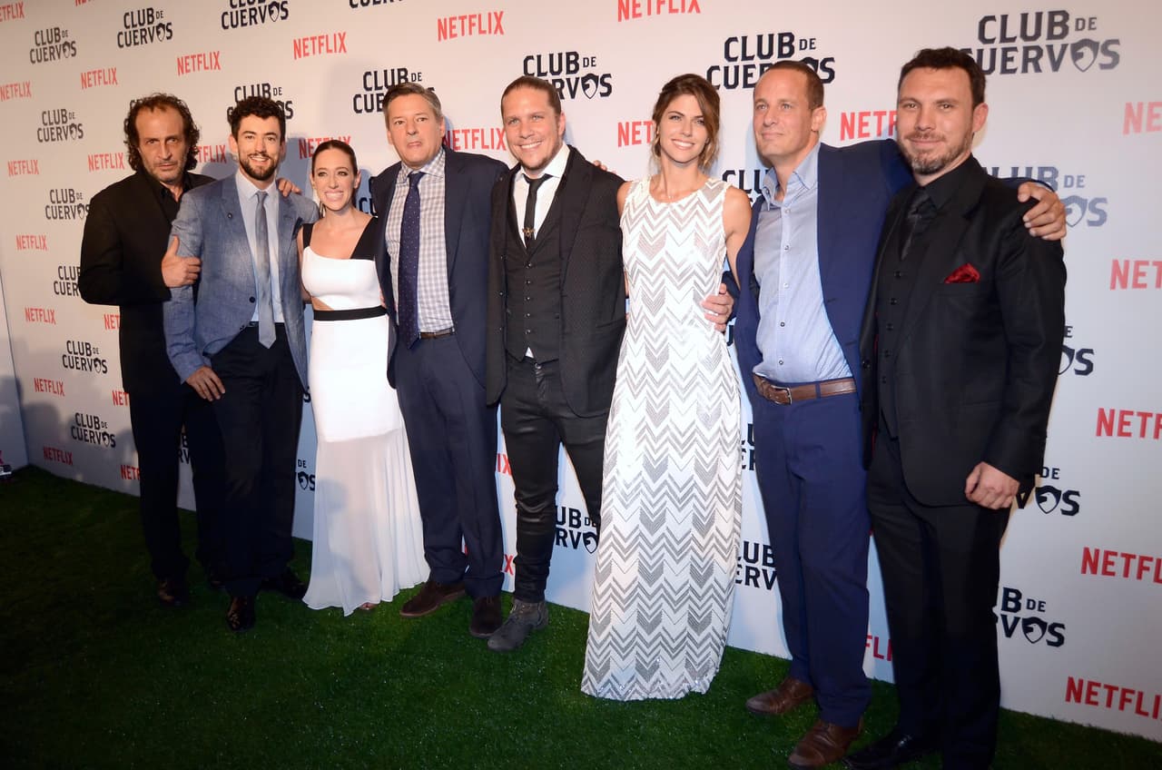 "Club de Cuervos", la primera serie en español de Netflix, también promete cautivar en UniMás con los conflictos que ocurren dentro del club deportivo "Cuervos de Nuevo Toledo". ¿Cuál es la telenovela o serie que no te perderás?