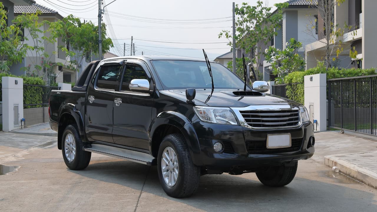 <b>El negro, aunque elegante, tiende a absorber más calor.</b> Aun así, muchas personas en zonas urbanas como Houston o Austin lo eligen por su estilo sobrio y moderno. Solo ojo:
<b> si no te gusta lavar seguido, puede no ser la mejor opción.</b>