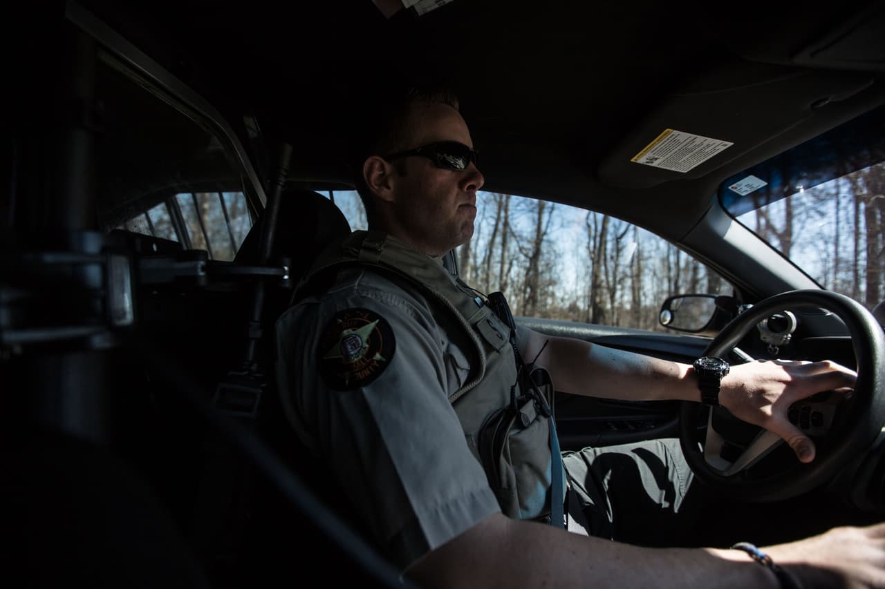 Univision accompanied Hall County sheriff’s deputy Ryan Daly during a patrol of the area. He says that while his mission isn’t to look for undocumented immigrants, he faces a dilemma as a police officer when he encounters immigrants driving without a license, which is a crime.