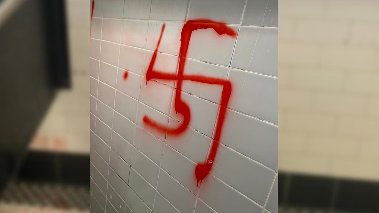 Si los daños implican
<b>un gasto mayor a los 400 dólares se considera un delito</b>, dice el vocero de la policía. Si existe evidencia en contra de un sospechoso, entonces podría se arrestado por vandalismo.