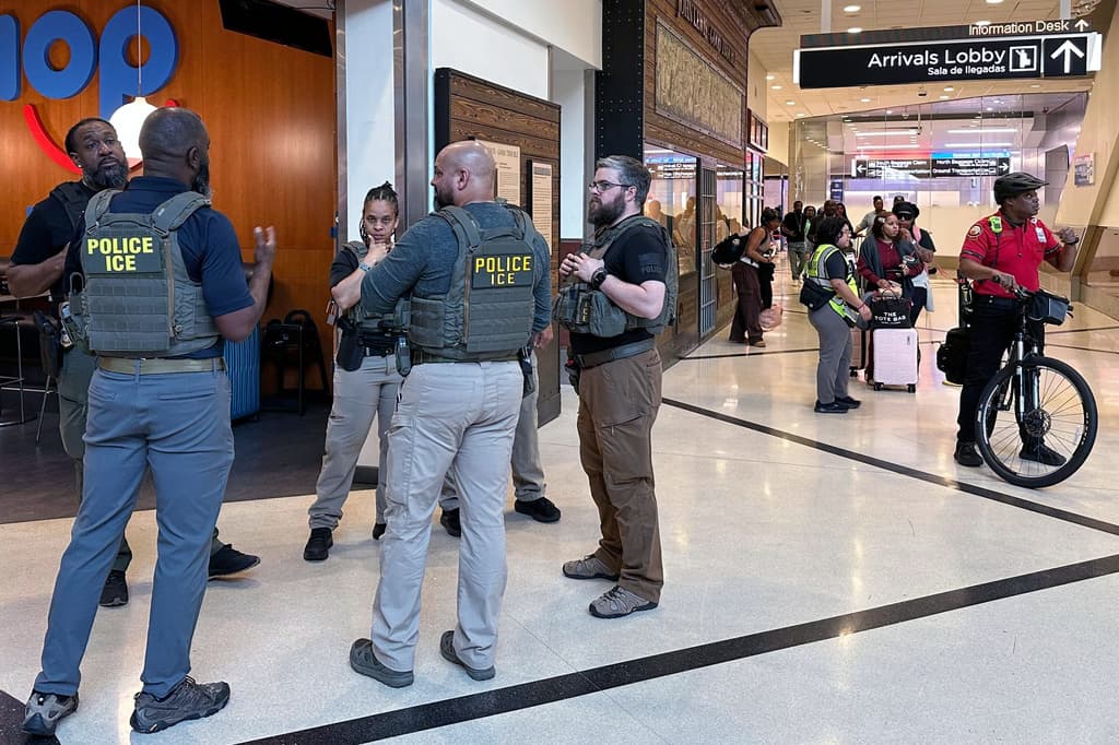 Contrario a como han sido vistos en los operativos de inmigración, l
<b>os agentes de ICE desplegados en los aeropuertos no han sido vistos usando mascarillas y otro tipo de artículos para cubrir sus rostros. </b>
<br>
<br>Este lunes, un reportero preguntó al presidente Donald Trump el porqué de esta diferencia.
<br>
<br>
<i>“<b>Las personas que llegan al aeropuerto, por lo general, no son asesinos, homicidas, narcotraficantes, etcétera. Puede que haya unos pocos, pero no son muchos.</b> Son personas que desean entrar al país o personas que desean salir de él, dirigiéndose tal vez a sus países de origen. Por lo tanto, no me pareció que esa imagen fuera apropiada para un aeropuerto”, dijo Trump, según lo reportado por The Associated Press. </i>
<br>