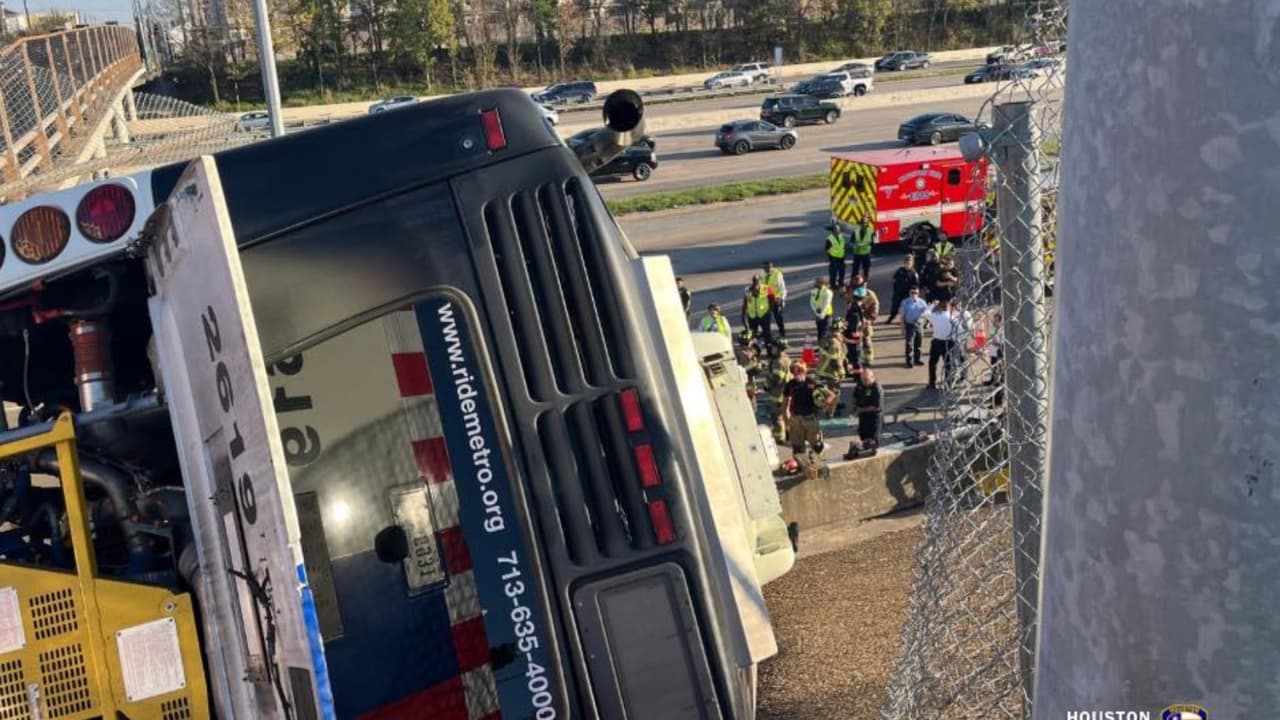 Mientras las grúas y ambulancias se retiraban del lugar,
<b>el tramo permaneció parcialmente cerrado por varias horas</b>, dejando a la vista la magnitud del accidente. Las autoridades continúan analizando qué provocó el choque que terminó con el autobús volcado desde el puente.