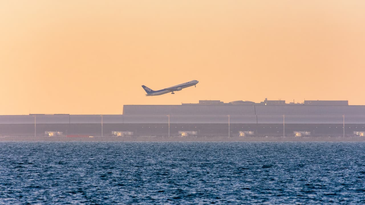 <h3 class="cms-H3-H3">Aeropuerto Internacional de Kansai (KIX), Japón</h3>
<br>
<br>Se encuentra en una isla artificial en medio de la bahía de Osaka, a 38 km de la estación de Osaka, Japón. Diseñado por un arquitecto italiano llamado Renzo Piano, este aeropuerto está construido sobre una isla artificial ya que el terreno es escaso y caro en el país.
<br>
<br>La isla artificial de Kansai, de 4 km de largo y 2.5 km de ancho, expone al aeropuerto a muchos peligros, como terremotos y ciclones. Pero esos no son los únicos problemas.
<br>
<br>Se dice que en las próximas cuatro o cinco décadas, se espera que el nivel del mar aumente debido al calentamiento global, lo que provocaría que el aeropuerto se sumerja en el agua del océano.
<br>