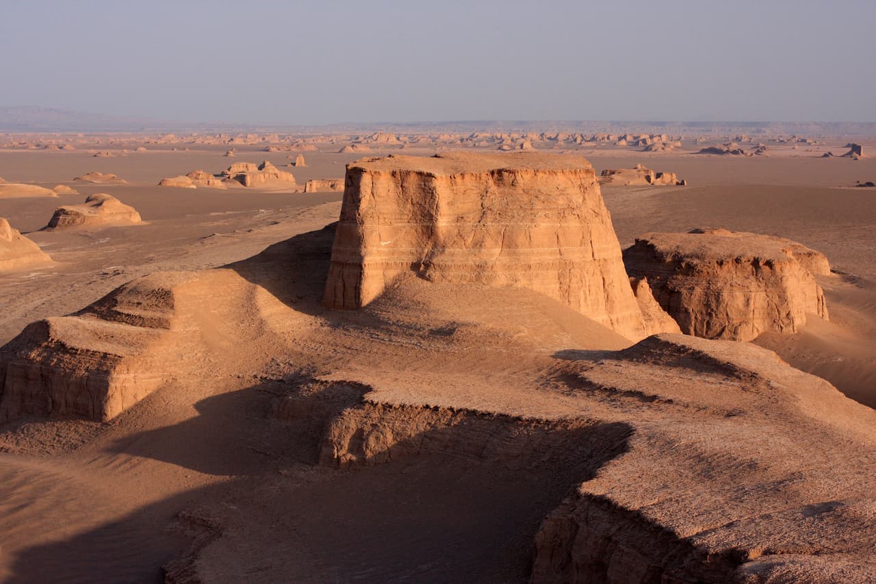 La NASA consideró por varios años al desierto de
<b>Lut, en Irán,</b> como el más más caluroso e inhóspito del planeta. La temperatura máxima registrada en este lugar ha sido de
<b> 86.8 °C</b>. Las nuevas mediciones han reflejado que este desierto, uno de los más grandes del mundo, está bastante por encima del Valle de la Muerte en Estados Unidos.
<b> </b>El calor es tan insoportable que prácticamente ninguna forma de vida puede existir.