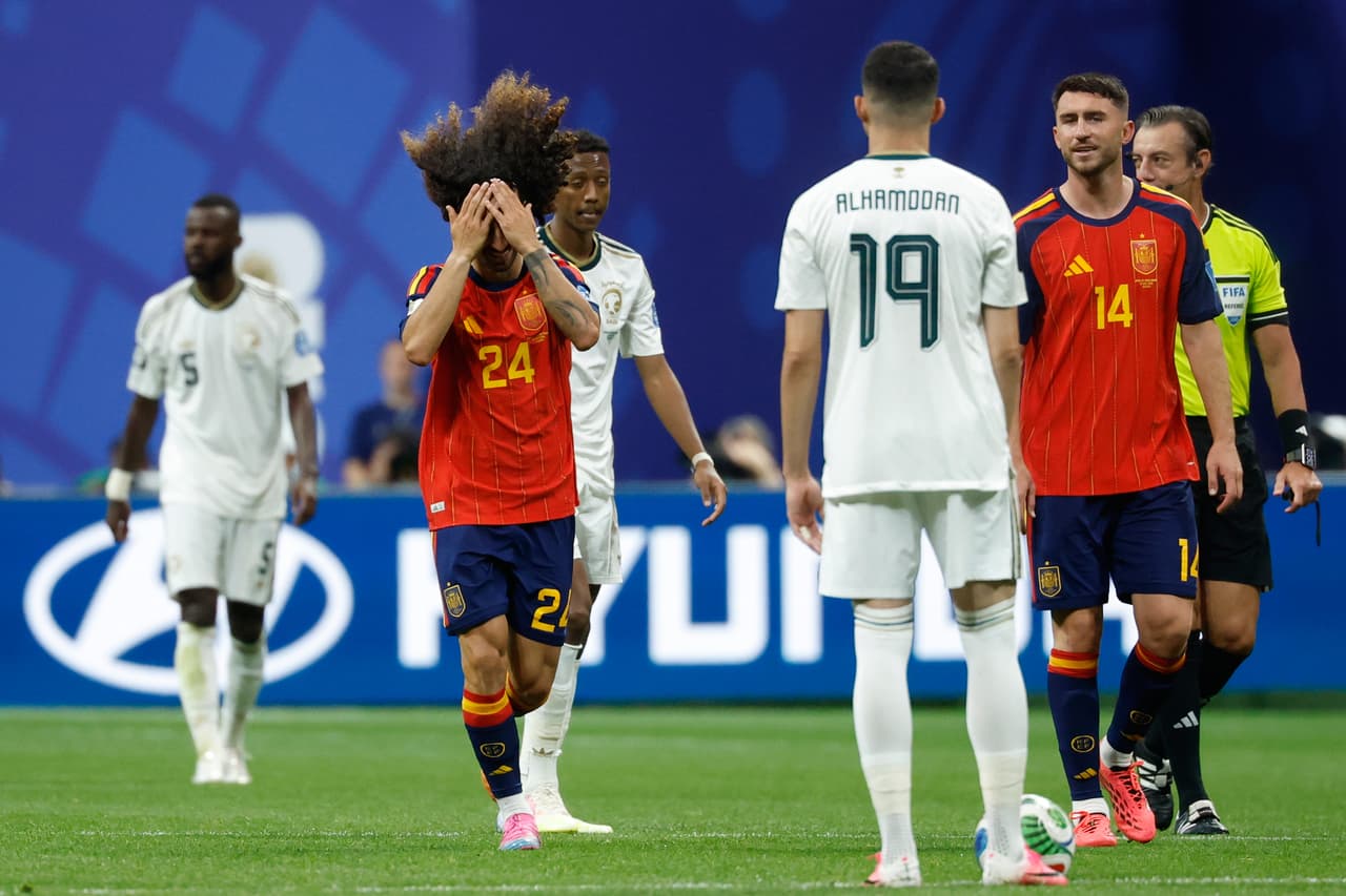 El español Marc Cucurella reacciona tras el autogol de Hassan Altambakti.