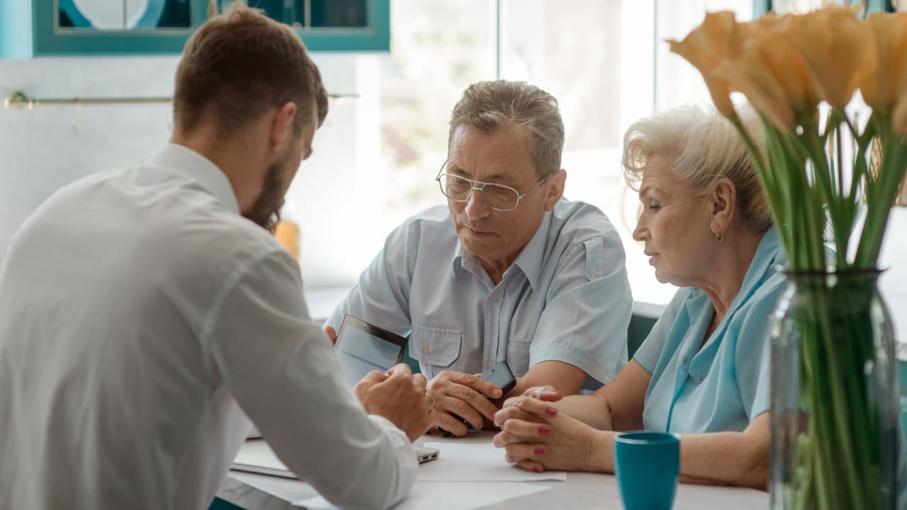 <h3 class="cms-H3-H3">Piensa en tu futuro</h3>
<br>Plantea cuánto dinero necesitas para tu retiro y prepara tu testamento, seguros de vida y más. Si no quieres que tus familiares peleen por la herencia o que el estado se quede con el dinero, o escoja quién se quede con el dinero, lo mejor es que dejes toda esa parte lista.