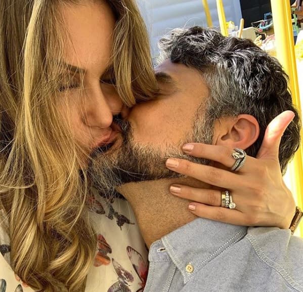 Sin embargo, su esposa, la modelo
<b><a href="https://www.univision.com/famosos/estoy-en-shock-la-reaccion-de-la-esposa-de-jaime-camil-cuando-descubrio-el-lujoso-regalo-que-el-actor-le-dio-video" target="_blank">Heidi Balvanera</a></b>, sí llegó a sumarse al pedido de oración que hizo Joaquín López Dóriga el pasado sábado.
<br>