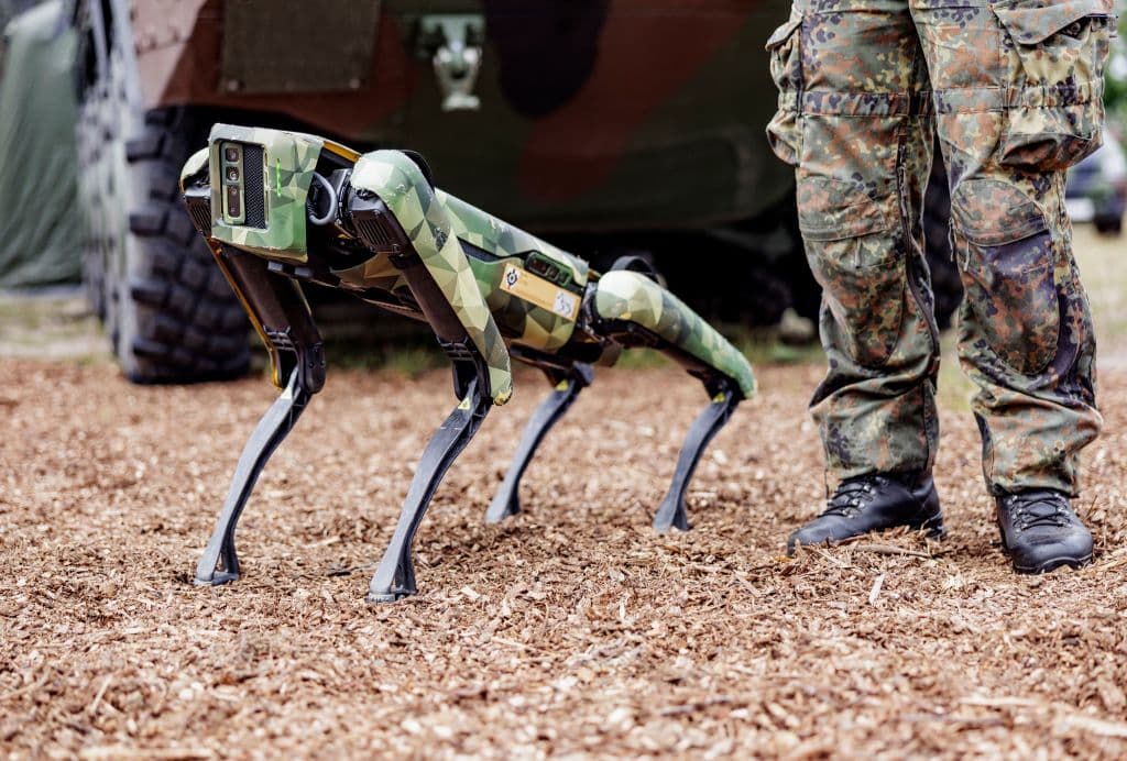 <b>12.- Soldado.</b> Un perro robot multifuncional llamado 'Wolfgang' de las Fuerzas Armadas Alemanas (Bundeswehr) se muestra durante su presentación. El andróide de can está preparado para operaciones tácticas.