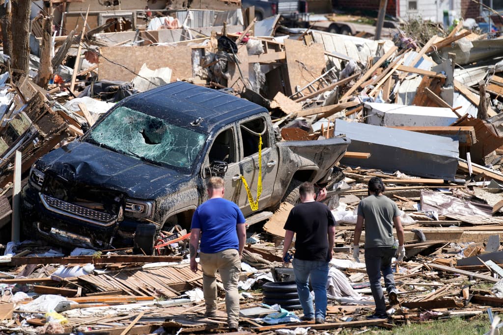 Cómo los tornados, inundaciones e incendios hacen cuesta arriba asegurar una casa: cuáles estados tienen las tarifas más altas