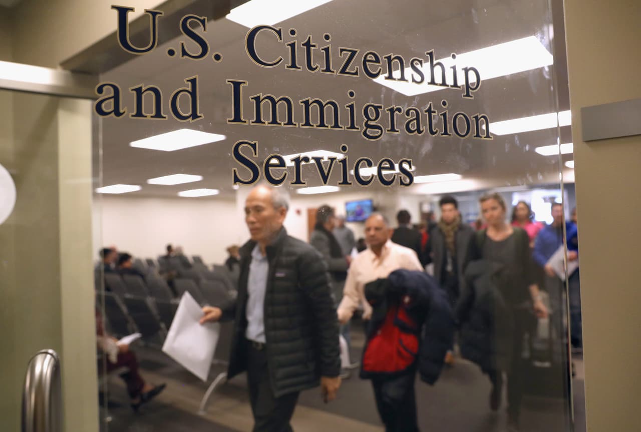 USCIS, dedicada a emitir visas y 'green cards', ahora desplegará agentes armados para arrestar inmigrantes