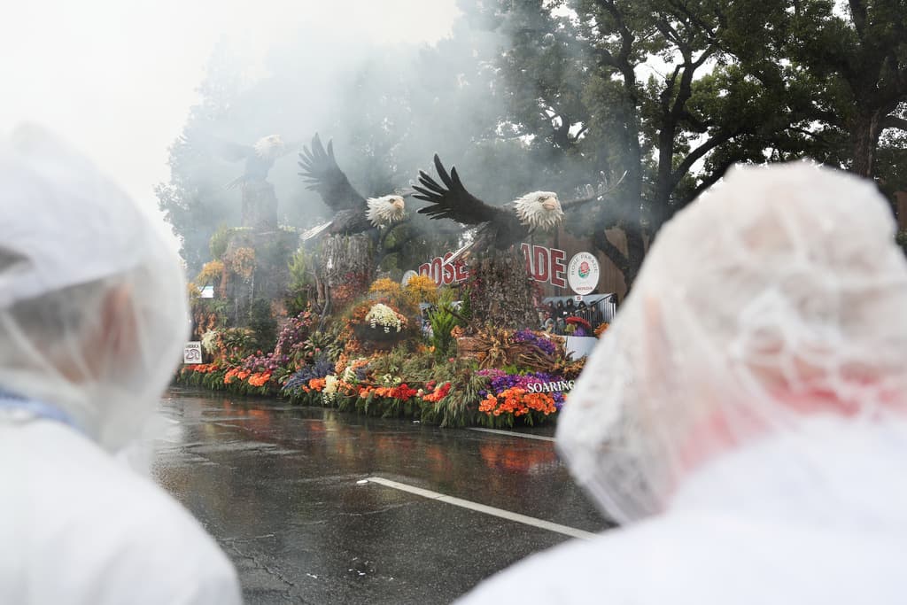 La lluvia cayó sobre el Desfile de las Rosas en Pasadena el jueves por primera vez en 20 años, mientras el sur de California enfrentaba advertencias de inundaciones y órdenes de evacuación.