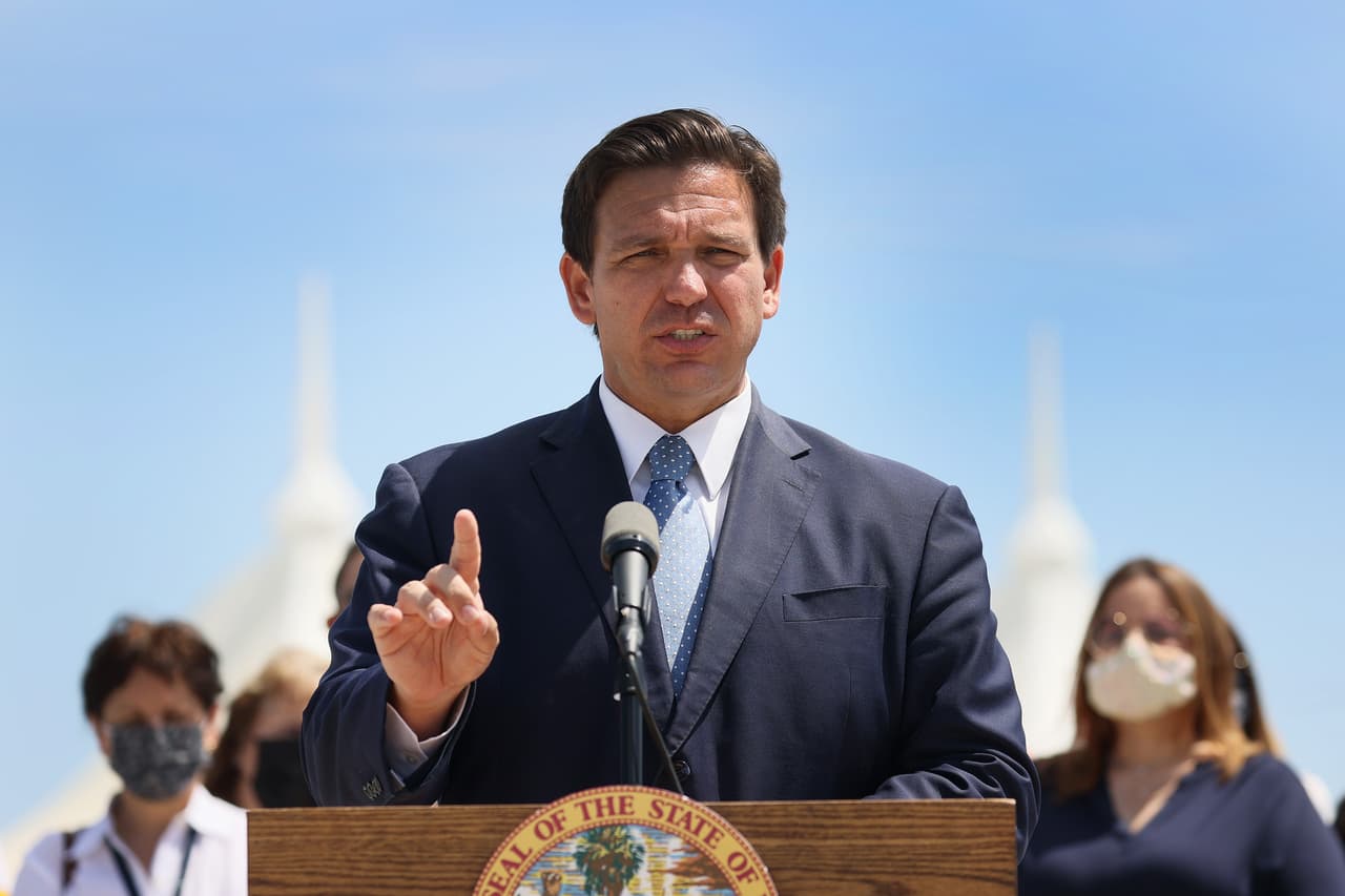 <h2 class="cms-H2-H2">Ron DeSantis - gobernador de Florida</h2>
<br>
<br>A pesar de haberse mantenido hermético en relación a sus aspiraciones presidenciales, DeSantis se está perfilando como
<a href="https://www.univision.com/noticias/politica/reeleccion-ron-desantis-gobernacion-florida-marca-futuro-trumpismo-trump">el más fuerte contrincante de Trump</a> en su carrera por lograr la nominación presidencial republicana para 2024.
<br>
<br>Su triunfo en su contienda por la reelección en Florida trajo logros importantes para el Partido Republicano local como haber ganado el codiciado voto latino y haber ganado el populoso condado de Miami-Dade, algo que ningún gobernador republicano había logrado desde que Jeb Bush fue elegido en 1998.
<br>
<br>El alto perfil de DeSantis no ha pasado desapercibido ante Trump, quien ya ha proferido insultos, amenazas, y lo bautizó con un sobrenombre, “DeSanctimonious”, algo reserva para quienes considera como sus verdaderos enemigos.
