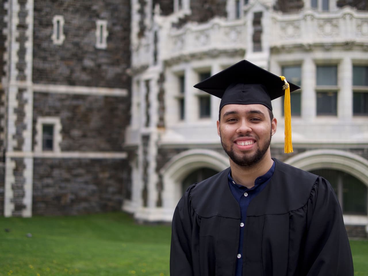 La información sale a la luz, casi al mismo tiempo que la compañía de datos de bienes raíces Clever, revela que cientos de recién graduados, que esperaban ganar más de $100,000 después de graduarse,
<b>estaban ganando la mitad de esa meta.</b>