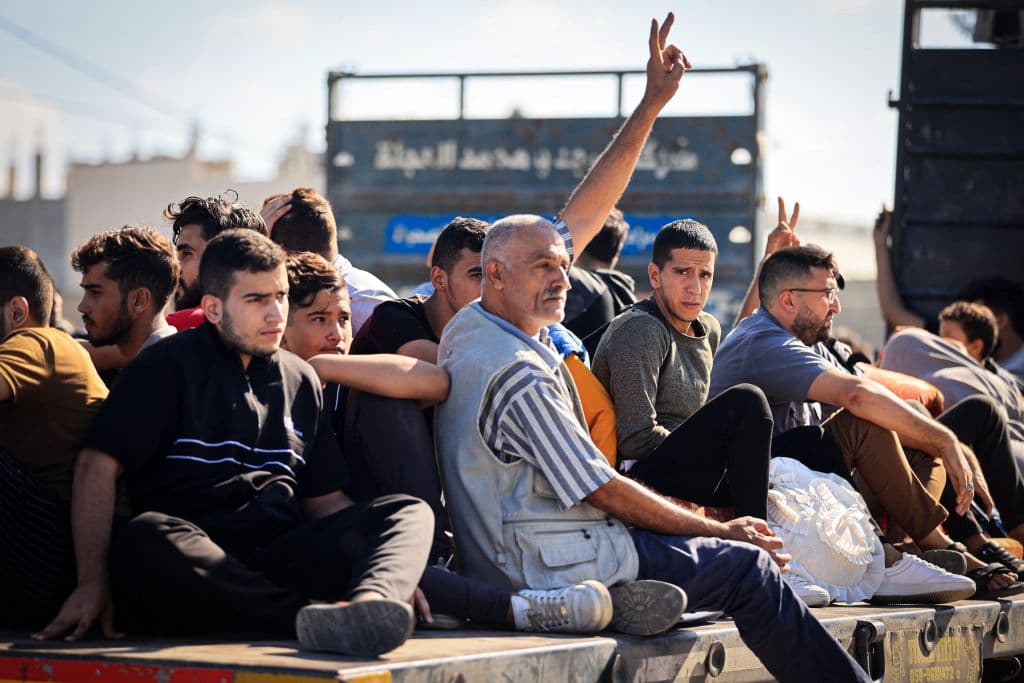 Un hombre palestino hace el signo de la victoria con su manos mientras tras la advertencia del ejército israelí de abandonar sus hogares y trasladarse hacia el sur.