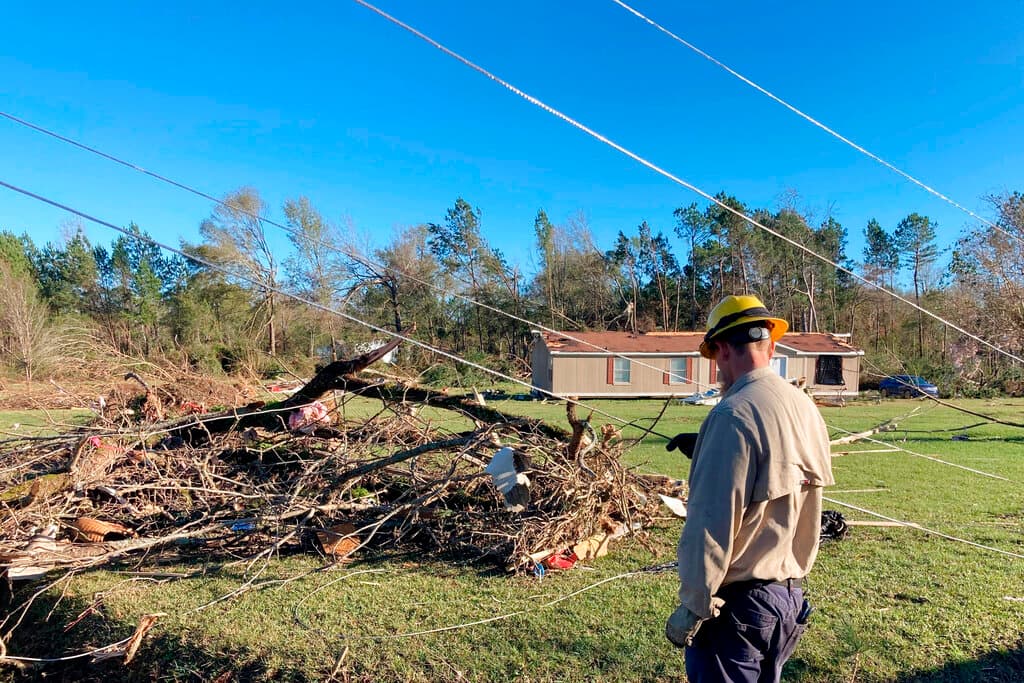 Las autoridades en el distrito St. Charles, al oeste de Nueva Orleans, dijeron que ocho personas fueron llevadas con lesiones a hospitales y que una mujer fue encontrada sin vida a la intemperie después de que un posible tornado azotara la comunidad de Killona, a lo largo del río Mississippi, donde dañó viviendas y arrojó escombros.