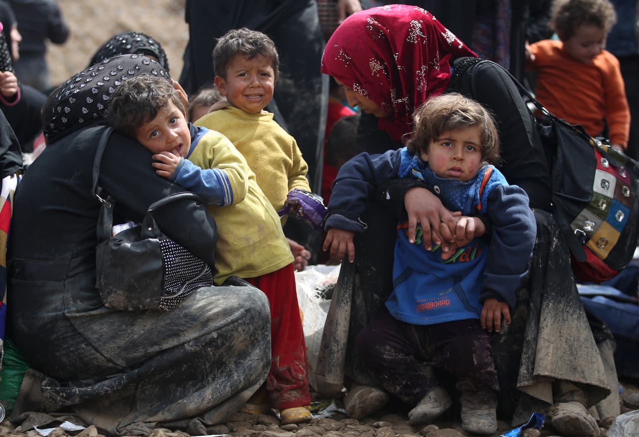 <b>Irak</b>
<br>
<br>Refugiados aceptados por Estados Unidos desde 2016:
<b>18,111</b>
<br>
<br>2016: 9,880 refugiados aceptados.
<br>
<br>2017: 6,886 refugiados aceptados.
<br>
<br>2018: 144 refugiados aceptados.
<br>
<br>2019: 465 refugiados aceptados.
<br>
<br>2020: 537 refugiados aceptados.
<br>
<br>2021 (hasta el 30 de abril): 199 refugiados aceptados.
<br>
<br>La inestabilidad política y la violencia indetenible han provocado que
<a href="https://www.unrefugees.org/emergencies/iraq/"><u>aproximadamente tres millones de iraquíes huyeran de su país desde 2014</u></a>. Desde la intervención militar de Estados Unidos en Irak en 2003, Estados Unidos se mantuvo aceptando refugiados, pero estos disminuyeron drásticamente en la era Trump.