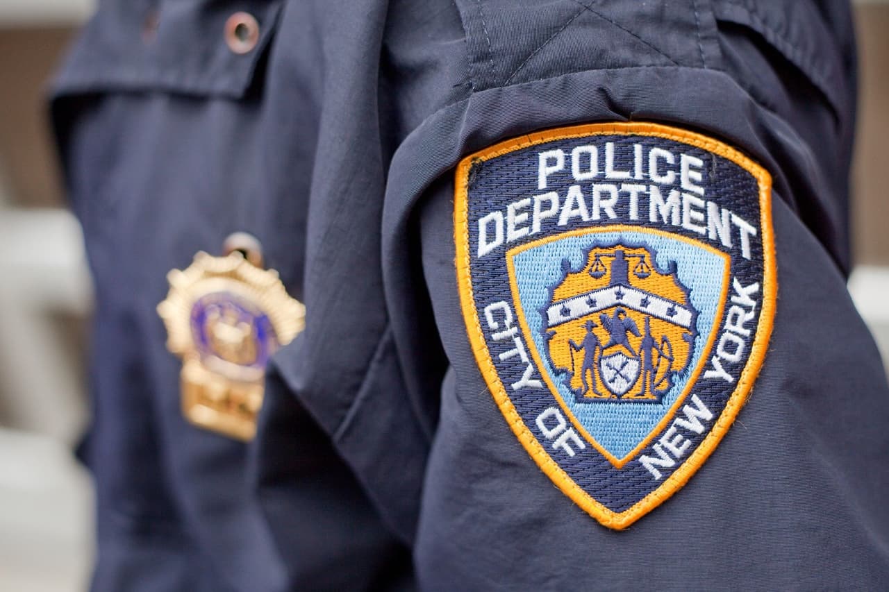 Patrulla se incendia tras chocar con otro auto en Manhattan: una mujer y 3 oficiales heridos