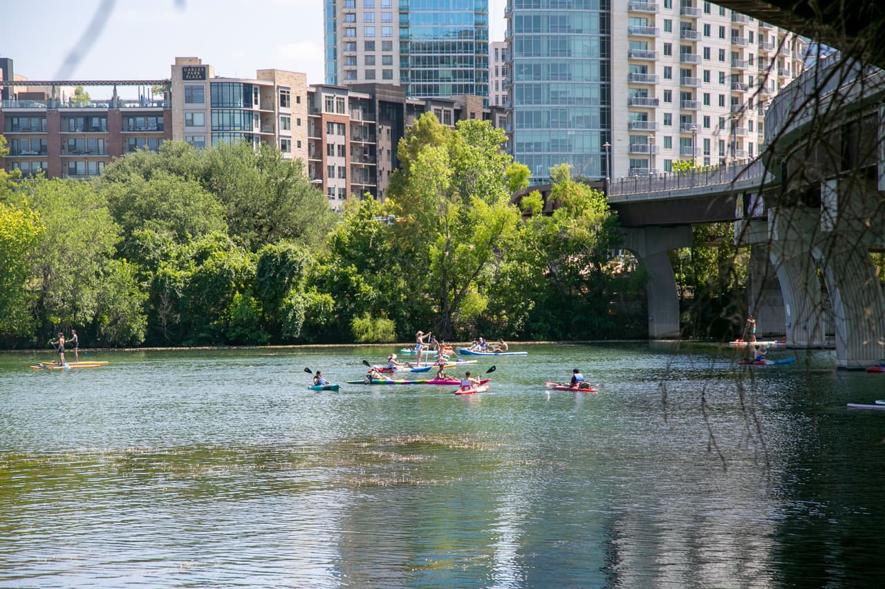 Tras dos días desaparecido, el cuerpo de un adolescente es hallado flotando en el Lago Lady Bird en Austin