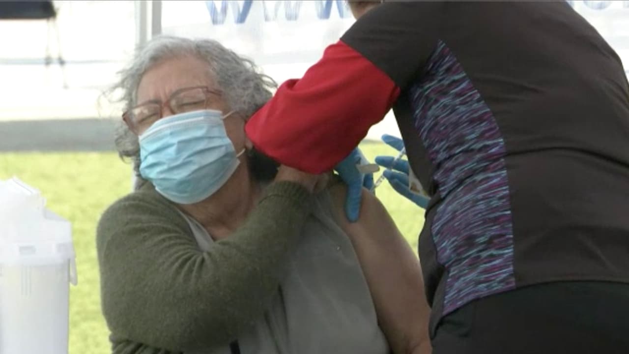 Los médicos que ejercen en el área de Houston comentaron que
<b>es muy importante convencer a la población de la importancia de las vacunas para contener el coronavirus</b>.
<a href="https://www.univision.com/local/houston-kxln/lugares-conseguir-vacuna-coronavirus-ninos-5-y-11-anos-houston">Da click aquí para consultar los lugares donde puedes vacunarte. </a>