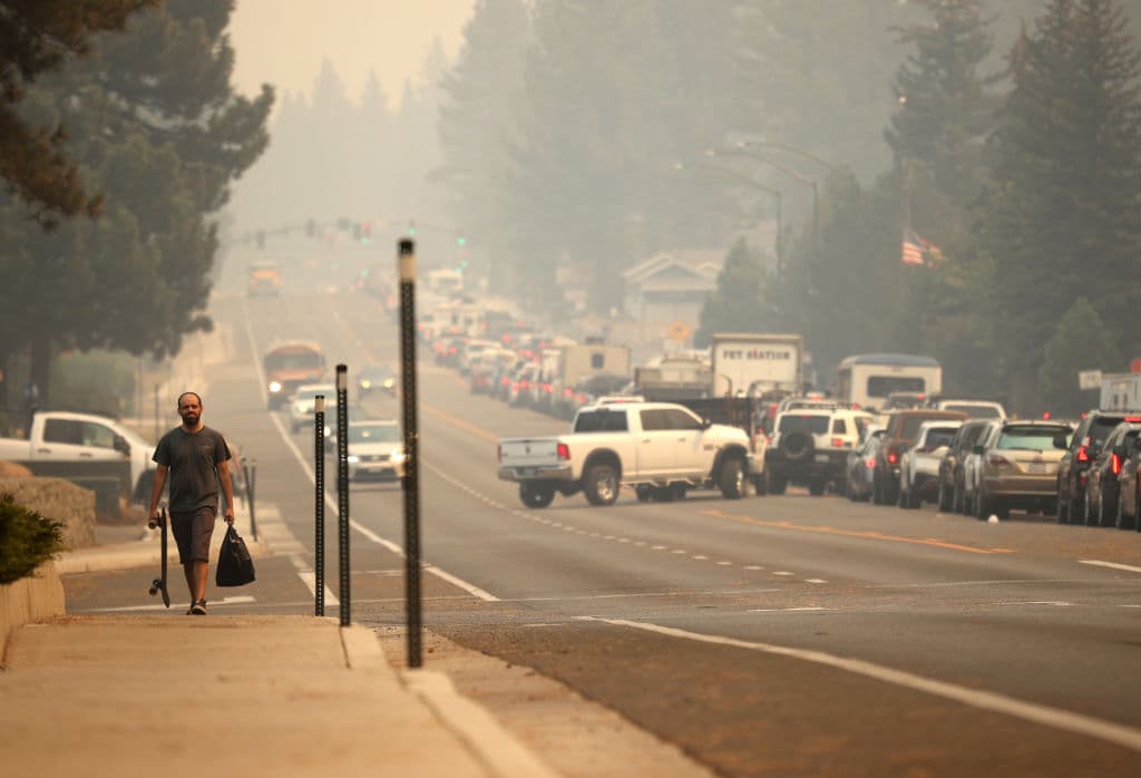 “Está súper malo": jardinero explica como se cuida del humo de los incendios forestales