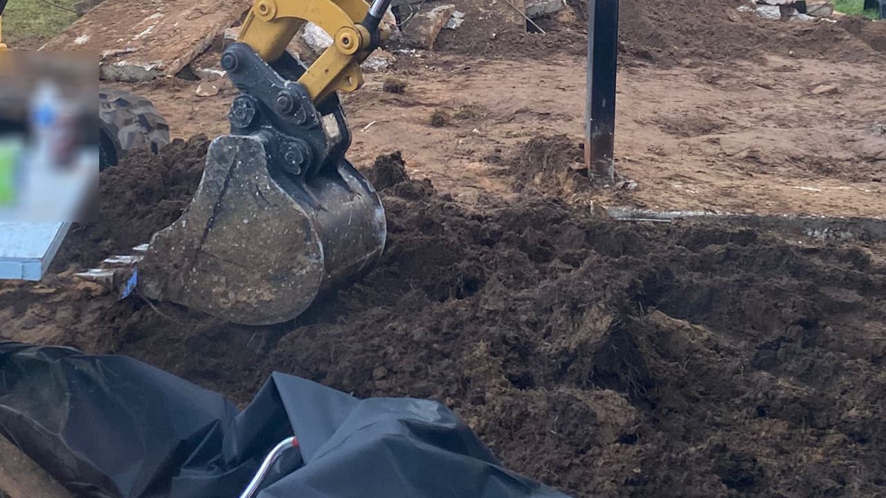 En las fotografías de nuestro equipo en la casa de la familia de Noel, se puede ver la manera en que
<b>parte de la placa de concreto se redujo a pedazos</b>, mientras los agentes de la policía de Everman buscan algún rastro o pista sobre el niño, dentro de una investigación que maneja
<a href="https://www.univision.com/local/dallas-kuvn/noel-rodriguez-nino-muerte-homicidio-cindy-rodriguez-everman" target="_blank">la hipótesis de que el pequeño <b>puede estar muerto</b></a>
<b>. </b>