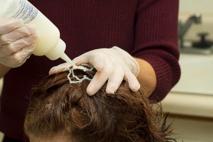 ¿Eres estilista? Estás expuesta a más químicos potencialmente tóxicos de los que crees