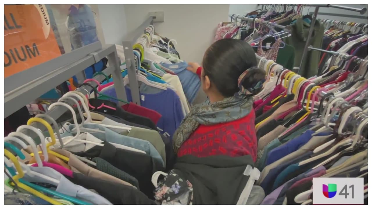 Organización Ossining Padres Hispanos ayuda con ropa y despensa a familias en Nueva York