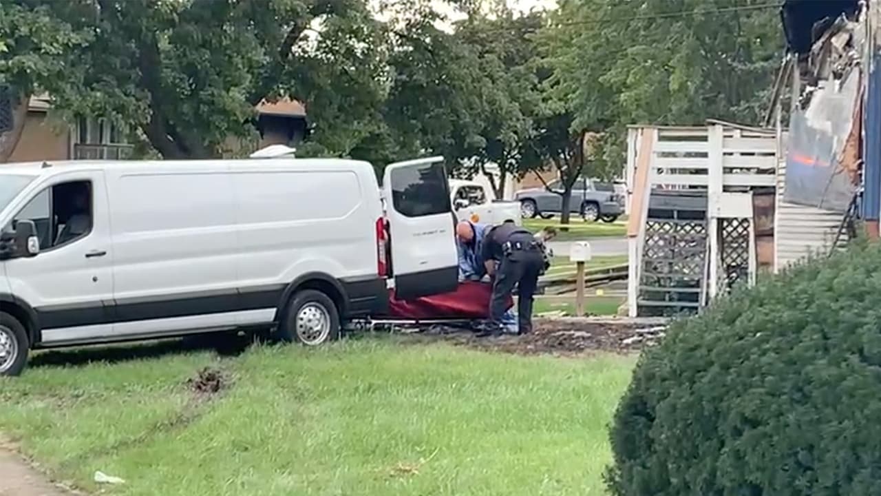 Horas después, autoridades confirmaron las versiones de algunos vecinos, quienes refirieron que las víctimas eran todo miembros de una misma familia. Y fueron identificadas como
<b>Emilio y Briana Rodríguez</b>, y su madre,
<b>Lupe Gómez</b>. El padre,
<b>Carlos Gómez</b>, fue señalado como el presunto agresor.