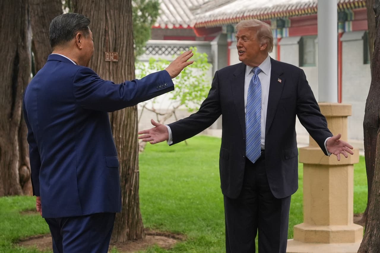 El presidente Donald Trump conversa con el presidente de China, Xi Jinping, en el complejo de liderazgo de Zhongnanhai, el viernes 15 de mayo de 2026, en Pekín. (Foto de AP/Mark Schiefelbein, Pool)