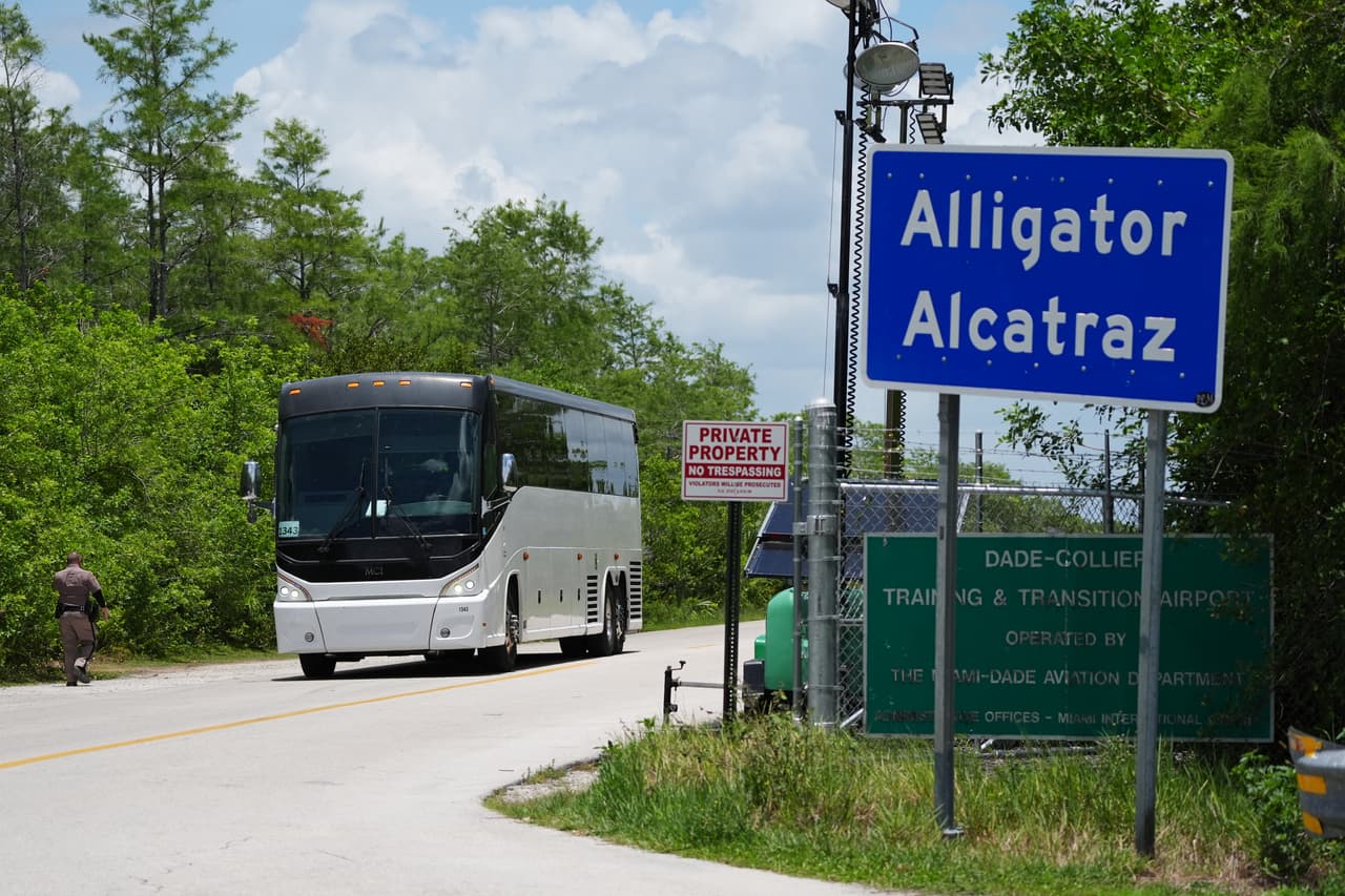 Un autobús sale del centro de detención de inmigrantes «Alligator Alcatraz» en los Everglades de Florida, el martes 26 de mayo de 2026, en Ochopee, Florida. (Foto de AP/Rebecca Blackwell)